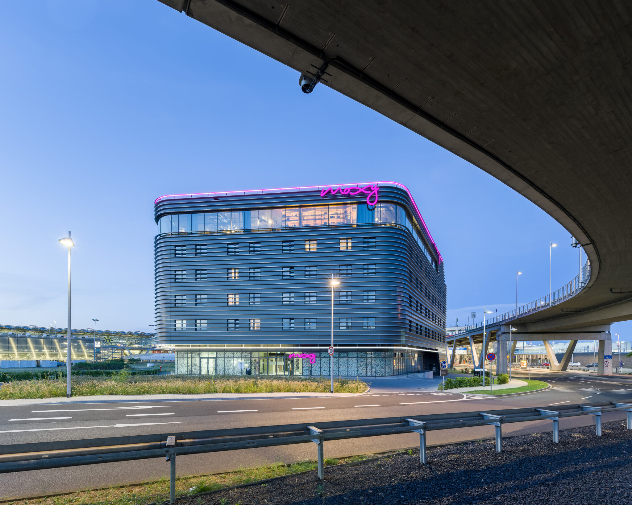 Moxy Cologne Bonn Airport Parken www.art-invest.de