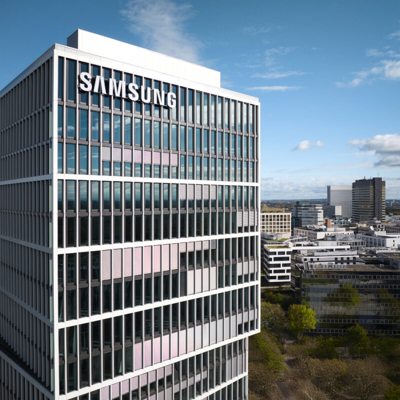 Bürogebäude mit dem Logo "Samsung".